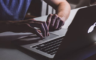 美洲杯罗马的禁区肋部早有铺垫，关键在禁区里手球没吹：一句话把气氛点燃